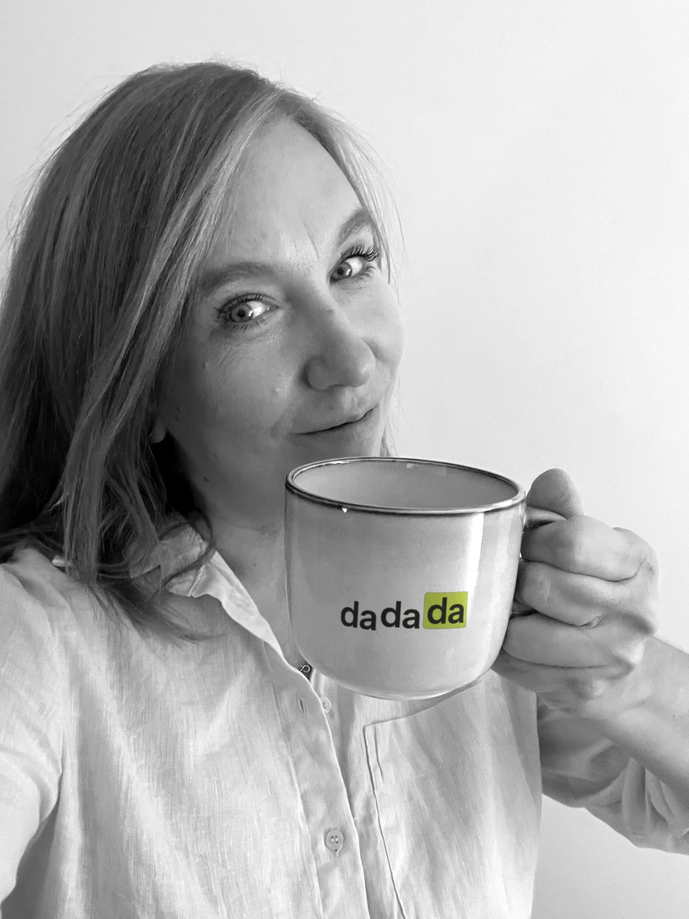 Magdalena sonriendo con una taza de café