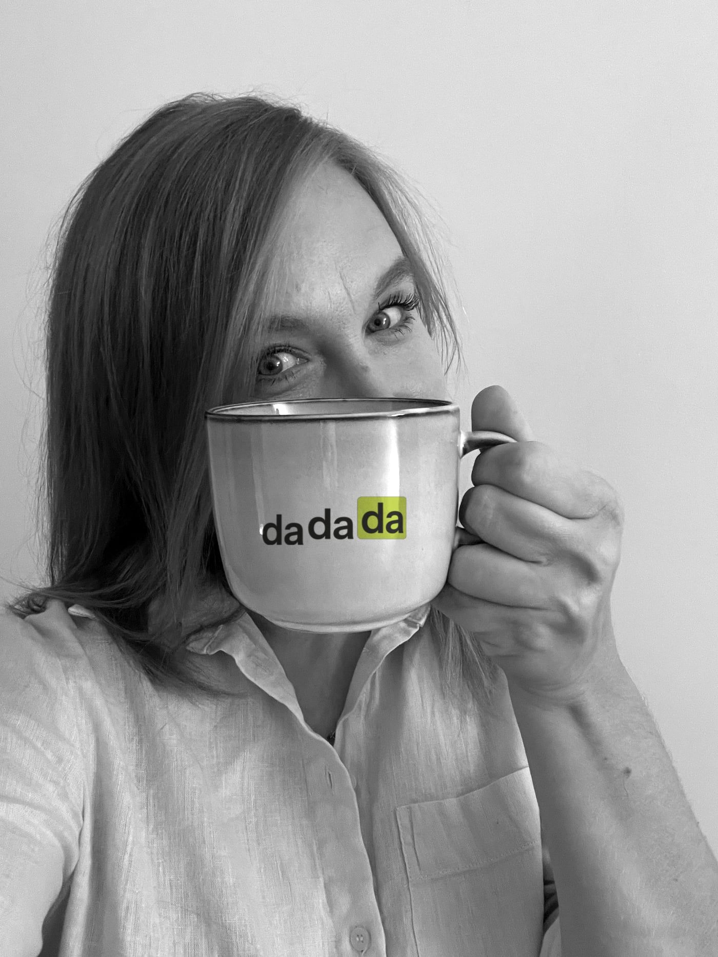 Magdalena tomando café, con la taza tapándole media cara